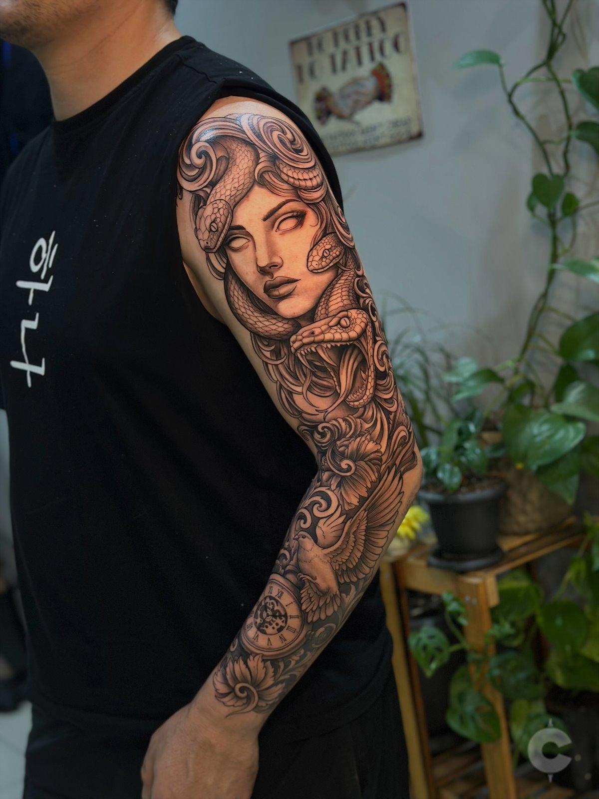 Ahsen'in detaylı blackwork kol çalışması